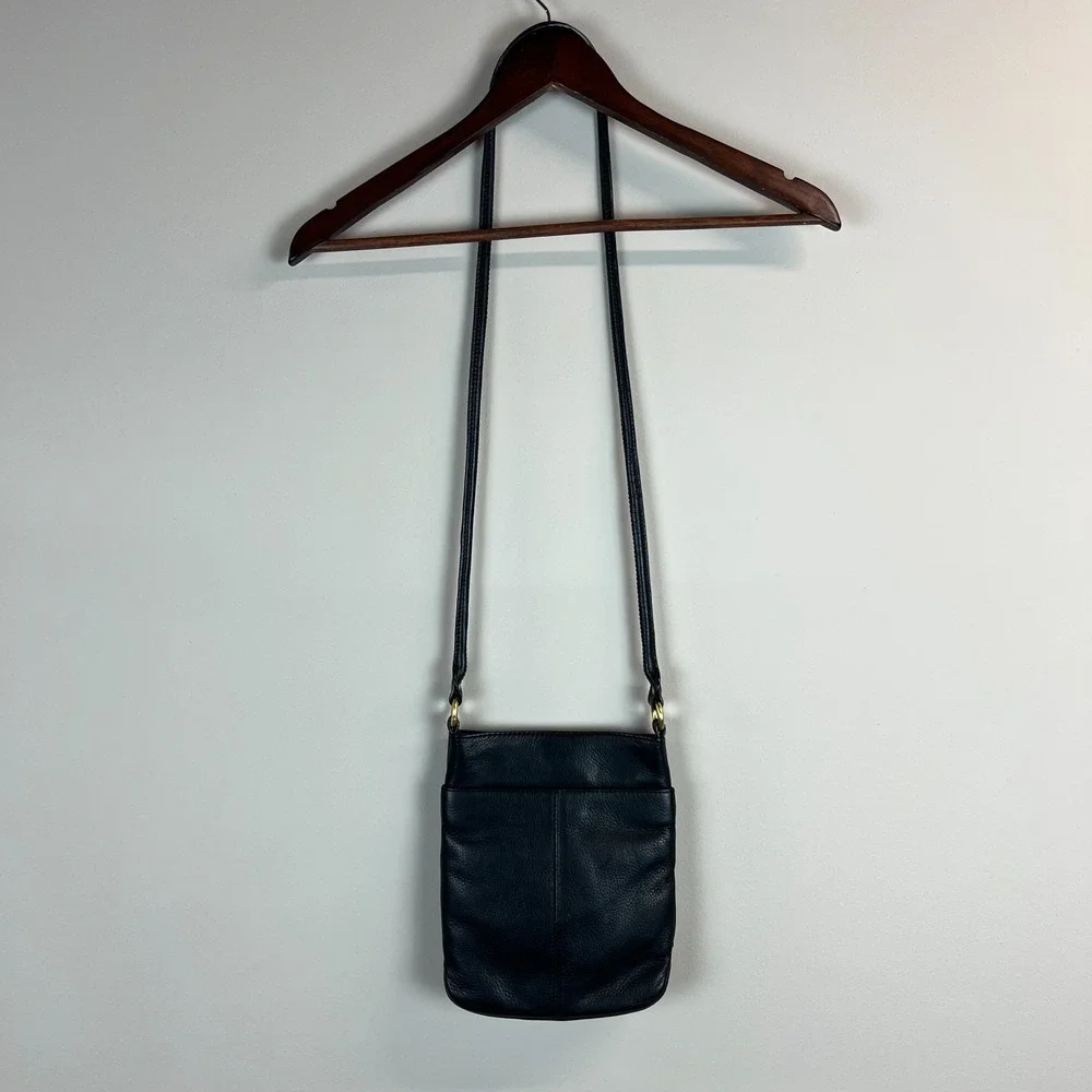 B. Makowsky Crossbody Bag Black Soft Leather Purse Gold Zipper‎ Magnet Pockets